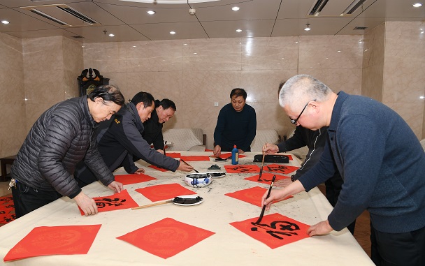 笔墨凝书香 文化进军营——口腔医院举办“迎新春 送春联”活动