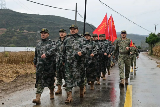 校领导与新训学员并肩砺兵山野