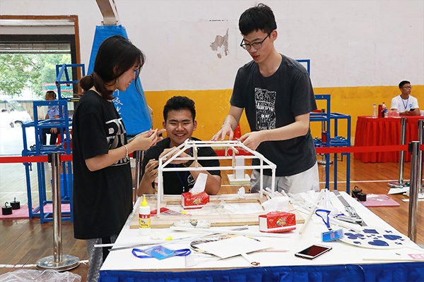 参赛小组成员合作完成模型制作 2026美加墨世界杯官网宣传部 隋明潓 摄0.jpg